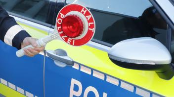 Zum Ferienbeginn in Nordrhein-Westfalen kontrolliert am 21. Juni die Polizei verstärkt den Reiseverkehr auf der A 31.