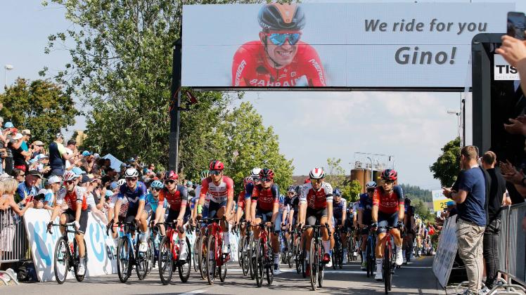 TDS 6.Etappe Banner We Ride for Gino 16.06. 2023 Oberwil Lieli , SCHWEIZ , Radsport Tour de Suisse 6.Etappe Chur - Oberw