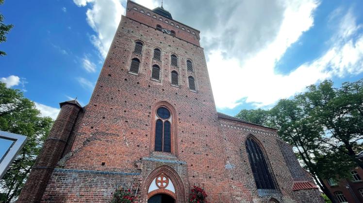 Die Sternberger Kirche: Ihr Turm ist schon aus der Ferne zu sehen. 