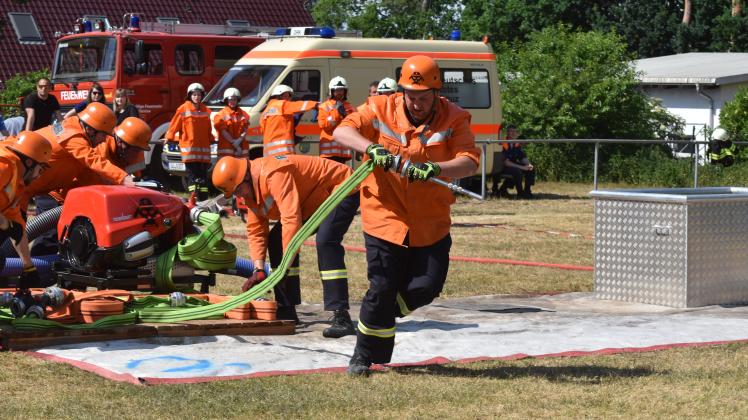 Auf geht es! Im Laufen wird das Strahlrohr am Schlauch gekuppelt. Am Ende gewinnen die Kameraden der Freiwilligen Feuerwehr Steinhagen den Wettbewerb Löschangriff nass.
