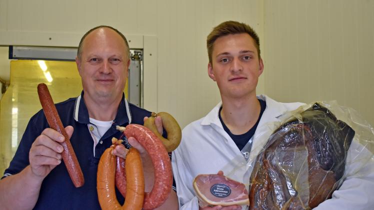 Thorsten Brand und Sohn Markus (r.) setzten bei der Herstellung ihres Katenschinkens auf eine lange Tradition. 