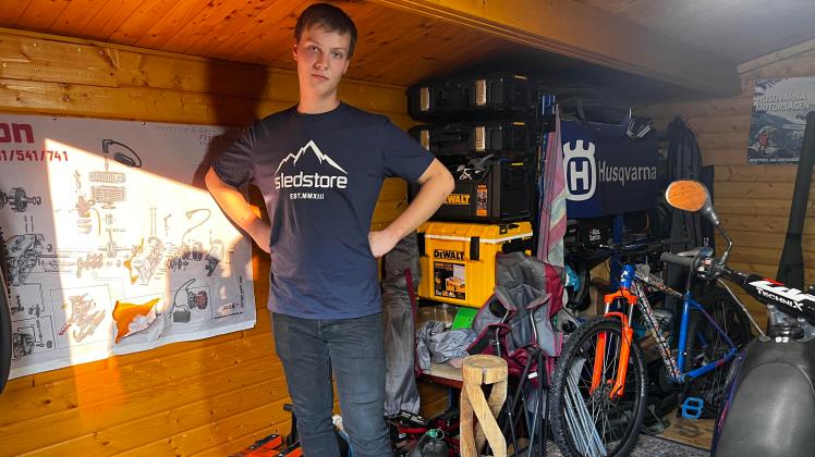 Betrübt steht der 18-jährige Florian Cramer aus Püttelkow in dem Schuppen, aus dem seine Mopeds gestohlen wurden. Nicht nur in seinem Dorf haben er und seine Freunde eine große Suchaktion gestartet.