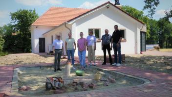 Inmitten der zukünftigen Bobbycar-Rennstrecke freuen sich (v. l.) Markus Silies, Rita Woltermann, Sandra Schimpf, Bettina Michel, Heinrich Welling und Klaus Hemme auf den baldigen Start der ersten Emsbürener Kinder-Großtagespflege in der Alten Schule Bernte.