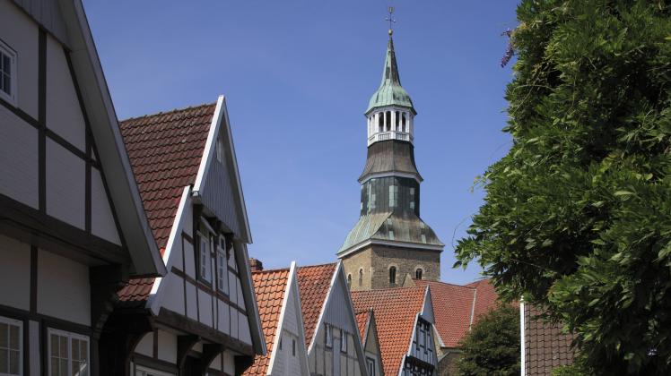 Bildnummer: 53588799  Datum: 07.08.2009  Copyright: imago/Werner OttoD-Quakenbrück, Samtgemeinde Artland, Hase, Hasetal, Artland, Oldenburger Münsterland, Niedersachsen, Grosse Kirchstrasse, Fachwerkhäuser, Kirche Sankt Sylvester, evangelische Kirche, D-Quakenbrueck, Samtgemeinde Artland, Hase, Hase valley, Artland, Oldenburger Muensterland, Lower Saxony, Grosse Kirch Street, half-timbered houses, Saint Sylvester Church, evangelic church Local Caption D-Quakenbrueck, Samtgemeinde Artland, Hase, Hase valley, Artland, Oldenburger Muensterland, Lower Saxony, Grosse Kirch Street, half-timbered houses, Saint Sylvester Church, evangelic church Fachwerkhaeuser in der Grossen Kirchstrasse und evangelische Sylvesterkirche in Quakenbrueck, Artland, Oldenburger Muensterland, Niedersachsen Reisen GER Europa kbdig xmk 2009 querBildnummer 53588799 Date 07 08 2009 Copyright Imago Werner Otto D Quakenbrück Samtgemeinde Artland Rabbit Hasetal Artland Oldenburg Münsterland Lower Saxony Size Kirchstraße Half-timbered houses Church Sankt Sylvester Protestant Church D Quakenbrueck Samtgemeinde Artland Rabbit Rabbit Valley Artland Oldenburg Münsterland Lower Saxony Size Kirch Street Half timbered Houses Saint Sylvester Church  Church Local Caption D Quakenbrueck Samtgemeinde Artland Rabbit Rabbit Valley Artland Oldenburg Münsterland Lower Saxony Size Kirch Street Half timbered Houses Saint Sylvester Church  Church Fachwerkhaeuser in the grand Kirchstraße and Protestant Sylvester Church in Quakenbrueck Artland Oldenburg Münsterland Lower Saxony Travel ger Europe Kbdig xmk 2009 horizontal 