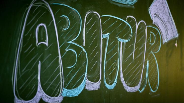 ARCHIV - «Abitur» steht auf einer Tafel im Klassenzimmer eines Gymnasiums. Foto: Sina Schuldt/dpa/Symbolbild