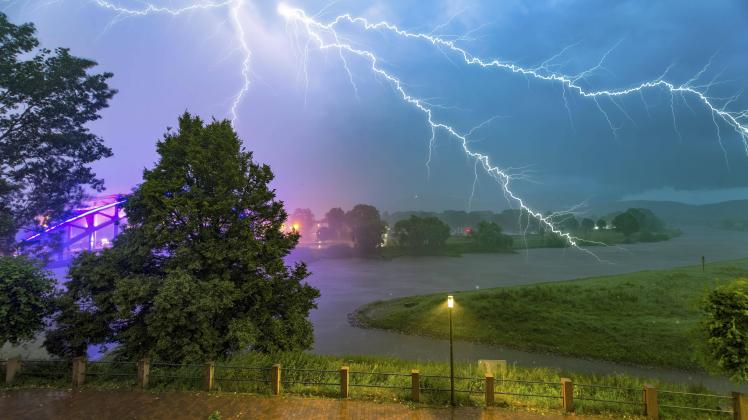 Gewitter Blitz Rinteln Niedersachsen Deutschland Europa *** Thunderstorm Lightning Rinteln L
