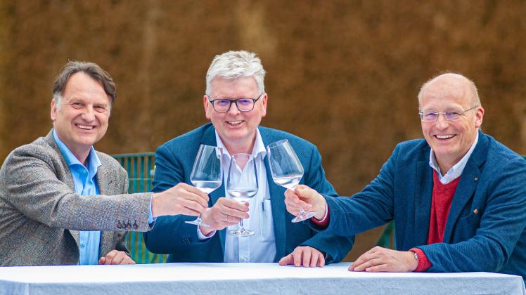 Freuen sich auf einen erfolgreichen Auftakt des Salinendinners am 2. September: Lions-Präsident Hans Tovar (rechts), sein Nachfolger im Amt Heiko Schulte-Südhoff (links) und der Schirmherr der Veranstaltung, Bürgermeister Klaus Rehkämper. 