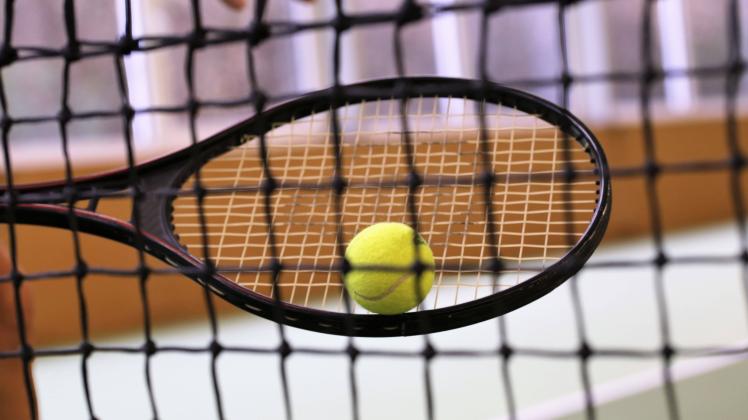Symbolbild: Nahaufnahme von einem Tennisschläger mit Ball in einer Tennishalle *** Symbol image close-up of a tennis rac