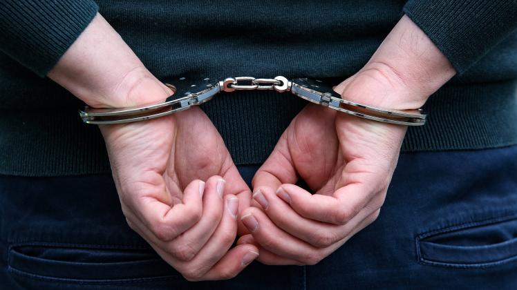 Symbolbild Thema Polizei, Einsatzfahrzeug, Person mit Handschellen Symbolbild zum Thema Polizei am 22.01.2020 in Siegen/
