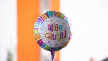 24.06.2020 - Abiturzeugnisvergabe unter Coronabedingungen: Ein Luftballon mit den Worten Alles Gute für das bestandene A