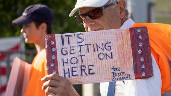 Wuerzburg, Innenstadt, 14.06.2023, Demozug der letzten Generation Bild: Anhaenger der Protestbewegung Letzte Generation 