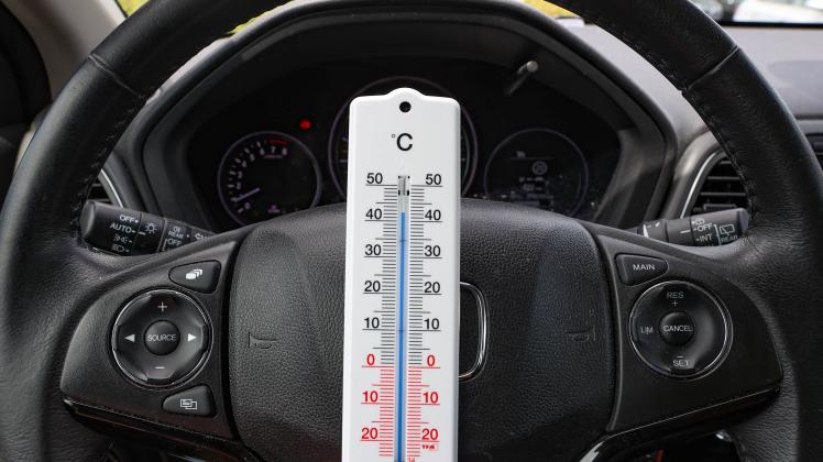 Symbolfoto, Hitze, Temperaturen um 40 Grad, Thermometer, Hitzewelle, Temperatur im PKW, , *** Symbol photo, heat, temper