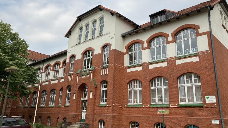 Die Johann-Hinrich-Fehrs-Schule liegt an der Wilhelmstraße. Das Gebäude ist aus dem Jahr 1901.