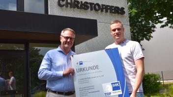 Dirk Christoffers (links) und Ausbilder Marcel Lange vom Delmenhorster Unternehmen Anlagen- und Gebäudetechnik Christoffers haben erstmals die IHK-Auszeichnung für eine „Top Ausbildung“ erhalten.