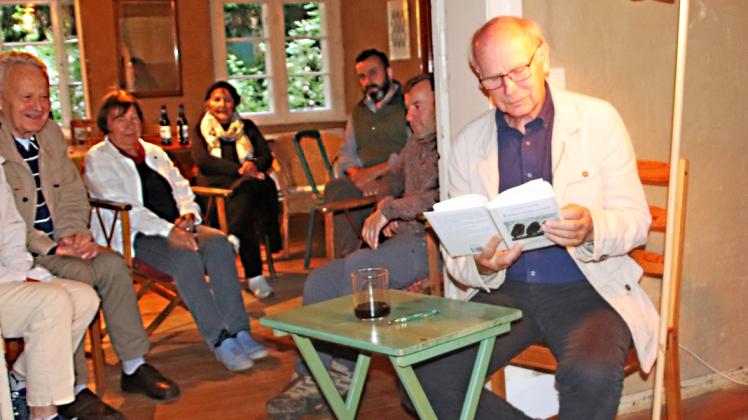 Im Pfarrhaus hielt Christoph von Fircks vor rund 30 Gästen einige launige Lesung.