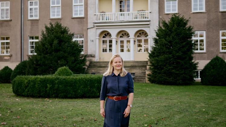 Buchautorin Elisabeth Neufeld Picciani vor ihrem Gutshaus in Volzrade. Am Freitag Abend liest sie im Park aus ihrem ersten Buch.