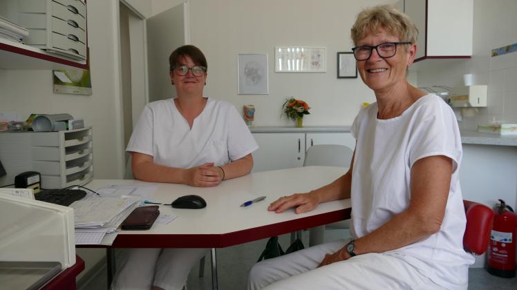 HNO-Ärztin Angela Strate (rechts) führte ihre Praxis in Gadebusch 26 Jahre lang. Arzthelferin Doreen Krackow hat bereits eine neue Anstellung gefunden.
