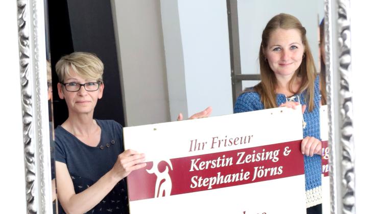 In das Spieglein an der Wand schauen die Friseurmeisterinnen Kerstin Zeising (links) und Stephanie Jörns bald an anderer Stelle. Ihren Salon „Ihr Friseur“ am Klingensberg in Osnabrück mussten sie schließen.