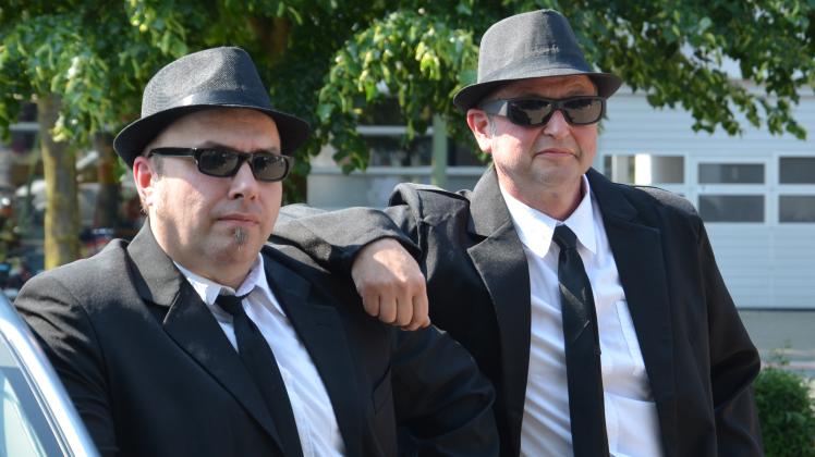 Michael Simiela und Reiner Kunoth aus Bramsche nehmen als Jake und Elwood Blues an der Pathole Rallye teil.