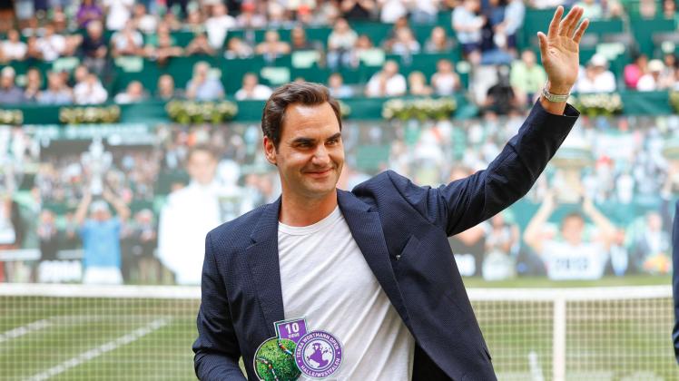 Terra Wortmann Open 2023, Ehrung fuer Roger Federer (SUI), Roger winkt und verabschiedet sich von den Zuschauern,Fans . 