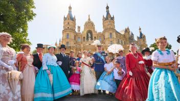 Großherzog Friedrich Franz II. im Kreise seines Hofstaats: Mehr als 150 Schweriner in historischen Kostümen lassen am Sonnabend  beim Schlossfest das Jahr 1857 wieder aufleben.