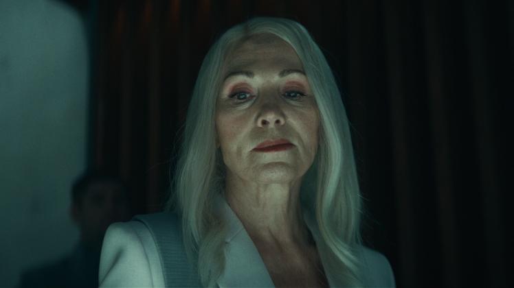 Auch das bringt der Juli -  Iris Berben als Sophie Theissen im dystopischen SF-Film „Paradise“. Cr. Courtesy of Netflix © 2023.