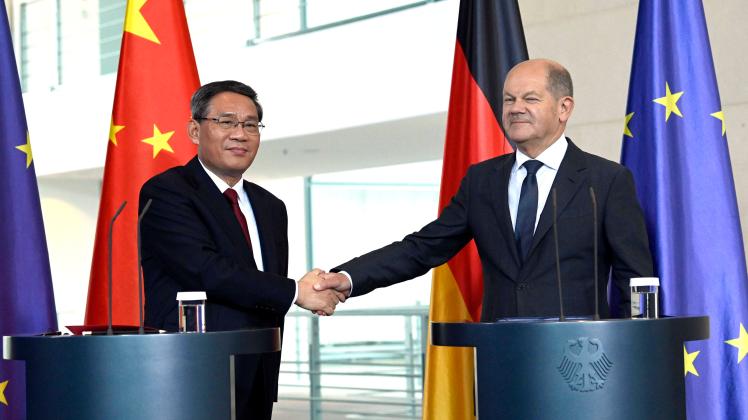 Li Qiang und Olaf Scholz bei der Pressekonferenz zu den 7. Deutsch-Chinesischen Regierungskonsultationen unter dem Titel