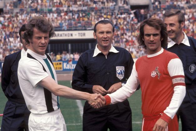 Begrüßung vor einem großen Finale: Der Gladbacher Herbert Wimmer (links) mit FC-Kapitän Wolfgang Overath und Schiedsrichter Kurt Tschenscher. 