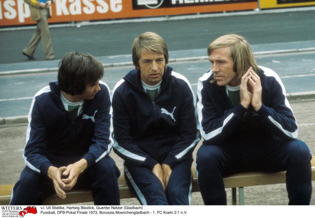 Der Star auf der Bank: Günter Netzer (rechts) mit seinen Teamkollegen Hartwig Bleidick (Mitte) und Uli Stielike.
