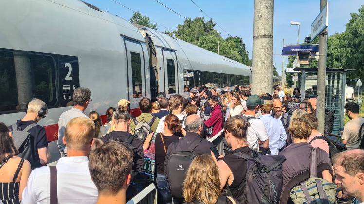 Störung auf Bahnstrecke Hamburg Berlin Evakuierung ICE 703 im Ort Strohkirchen nach technischem Defekt am Zug alle Fahrg