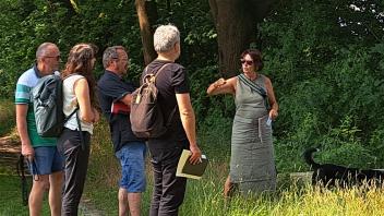 Wo ehemals auf dem  Knorrenberg  eine Flugwache stand, haben  Dorf- und Kulturverein und ortsansässige Unterstützer  einen Rastplatz errichtet und mit Infotafeln versehen. Nun wurden die Lücken im Wegrand mit Gehölzen aufgefüllt. 