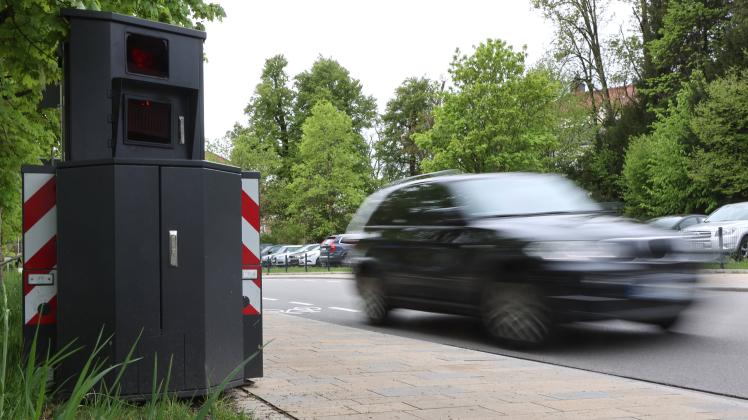 Bayern, Deutschland 12. Mai 2023: Hier ein mobiler Blitzer Anhänger, Blitzer, Geschwindigkeitsüberwachung am Strassenran