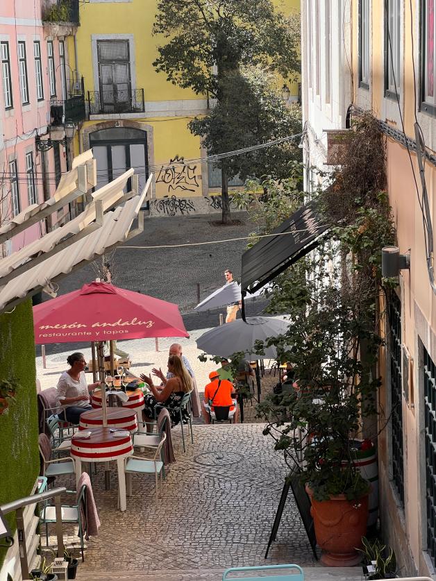 Café in einer gemütlichen Gasse: Touristen und Einheimische können hier entspannen und genießen. Café in einer gemütlichen Gasse: Touristen und Einheimische können hier entspannen und genießen.