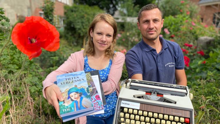 Die Autorin Rebekka Jost und Philipp Ulmer vom Förderverein der Feuerwehr freuen sich auf zahlreiche Besucher in Krembz.
