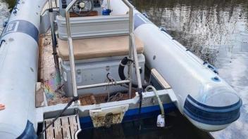 Diebe haben das Rettungsboot des DLRG-Ortsverbands Schwerin beschädigt und den Bootsmotor gestohlen. 