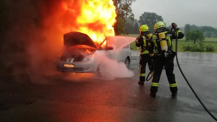 Eine vierköpfige Familie konnte sich rechtzeitig aus dem Wagen retten, ehe dieser in Flammen aufging.