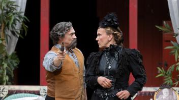 Die Schauspieler Markus Gillich und Kerstin Westpahl in „De Bär“ an der Fritz-Reuter-Bühne Schwerin