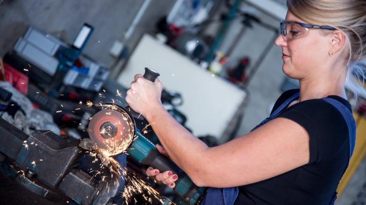 Bamberg, Deutschland 13. Oktober 2021: Eine Frau arbeitet im Beruf als Metallbauerin in einem Betrieb des Metallbau. Mit