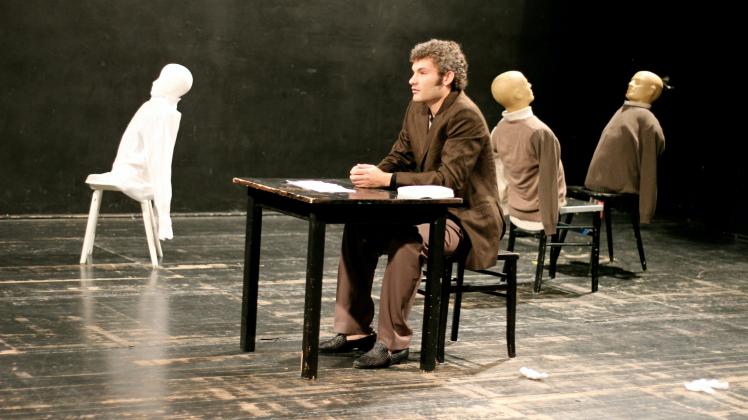In dem Theaterstück „Barfuß Nackt Herz in der Hand“ berichtet Familienvater Ali von seinem Leben in Deutschland. Zu sehen sein wird das Stück auch im Luna Filmtheater in Ludwigslust. 