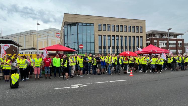 Eine ganze Schicht steht vor den Toren der Oetker-Werke in Wittenburg. Die Arbeiter streiken für mehr Geld am Monatsende.