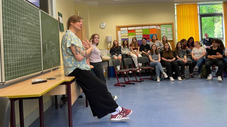 Die erste offen transsexuelle Kommandeurin der Bundeswehr, Anastasia Biefang, war am 23.06.2023 zu Besuch in einer 10. Klasse des Gymnasiums Carolinum.