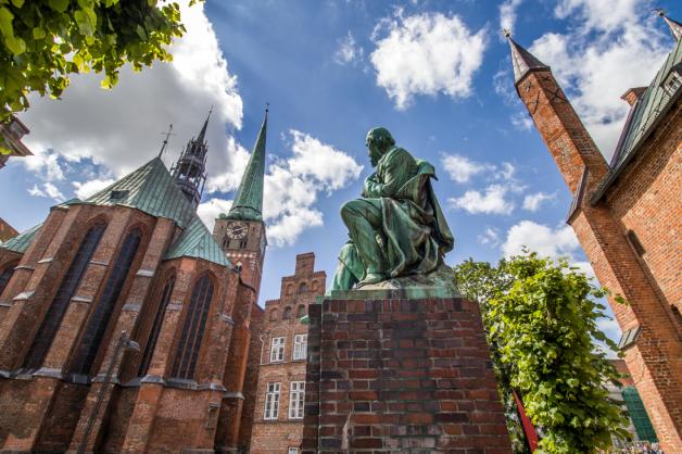 Von Backstein umzingelt: Auf der Liste des UNESCO-Weltkulturerbes steht Lübeck als eines der besten Beispiele einer gotischen Backsteinstadt.