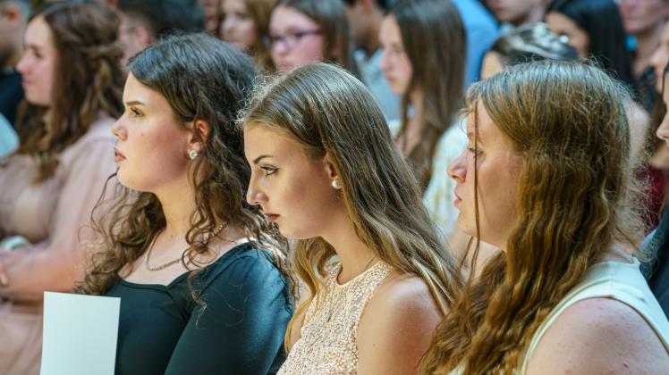 Die Abschlussschülerinnen Ardonisa Gutaj, Zoe Jühe und Delia Schiffke (im Vordergrund, v. l.) wurden mit dem Rotary-Förderpreis ausgezeichnet. Schulentlassung LWS Ostercappeln 2023