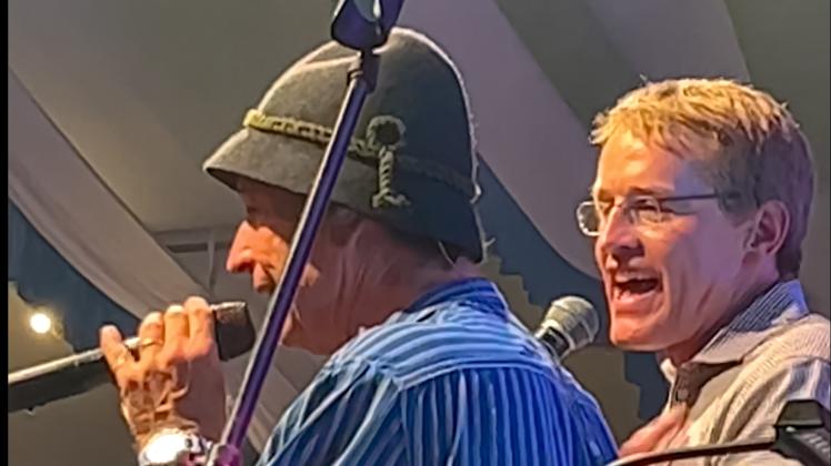 Daniel Günther singt Layla auf der Kiwo 2023