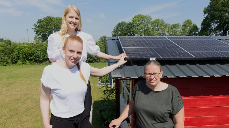 Steckersolargeräte werden zwar umgangssprachlich als Balkonkraftwerke bezeichnet, können aber auch an anderer Stelle angebracht werden. Mona Berstermann. Bissendorfs Klimaschutzmanagerin Mona Berstermann bearbeitet derzeit zusammen mit Janine Rhecker und Monika Dependahl die Anträge zur Klimaschutz-Förderrichtlinie der Gemeinde.