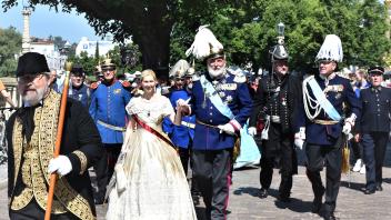 Schlossfest in Schwerin: Großherzog Friedrich Franz II. und seine Frau Marie ziehen mit ihrem Gefolge ins Schloss ein. 