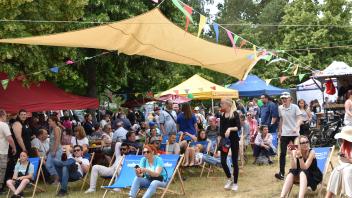 Nicht nur vor der Bühne sind beim Stadtteilfest für die drei Dreescher Ortsteile alle Plätze besetzt. Auch an den vielen Aktionsständen herrscht Hochbetrieb.