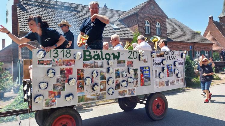 Der Festwagen des Dorfclubs Bälow eröffnet den Festumzug.