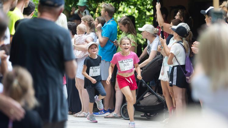 Bambini-Lauf  800m durch "Takamanda - 9. Zoo-Charity-Lauf für Kinderprojekte