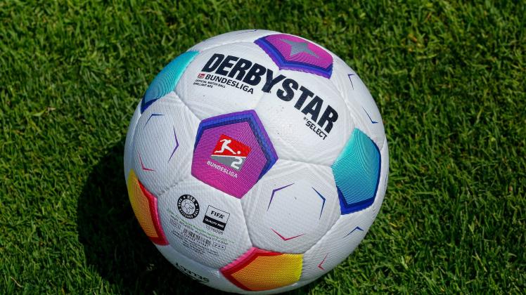 Derbystar Bundesliga Ball Spielgerät Symbol Feature liegt auf dem Spielfeld Rasen Grün Deutschland , Hamburg , Trainings